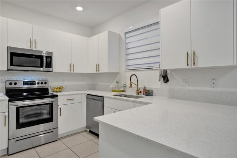 Снять в аренду таунхаус в Пемброк-Пайнс, Флорида 3 спальни, 140м2, № 1948776 - фото 12