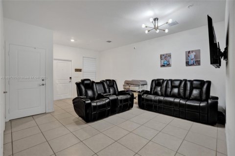 Снять в аренду таунхаус в Пемброк-Пайнс, Флорида 3 спальни, 140м2, № 1948776 - фото 19