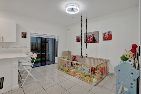 Снять в аренду таунхаус в Пемброк-Пайнс, Флорида 3 спальни, 140м2, № 1948776 - фото 16