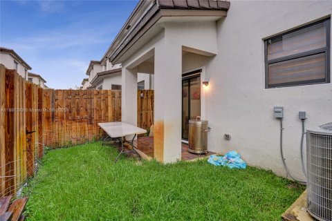 Снять в аренду таунхаус в Пемброк-Пайнс, Флорида 3 спальни, 140м2, № 1948776 - фото 28