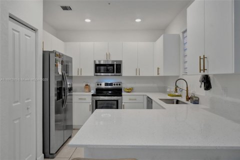 Снять в аренду таунхаус в Пемброк-Пайнс, Флорида 3 спальни, 140м2, № 1948776 - фото 10