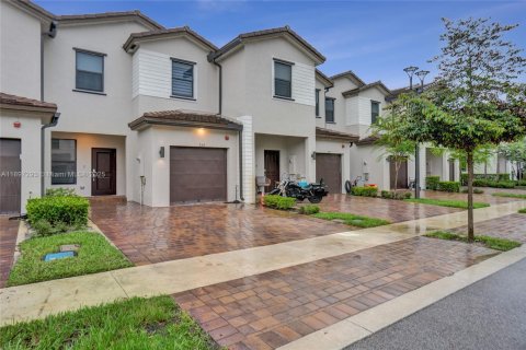 Снять в аренду таунхаус в Пемброк-Пайнс, Флорида 3 спальни, 140м2, № 1948776 - фото 2