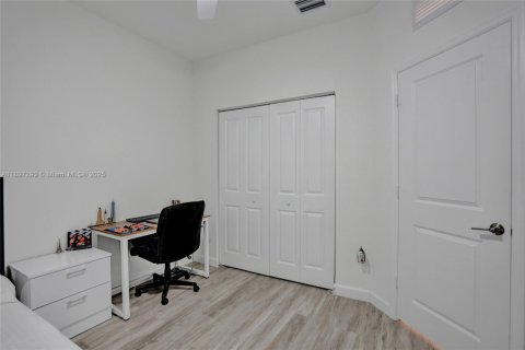 Снять в аренду таунхаус в Пемброк-Пайнс, Флорида 3 спальни, 140м2, № 1948776 - фото 5