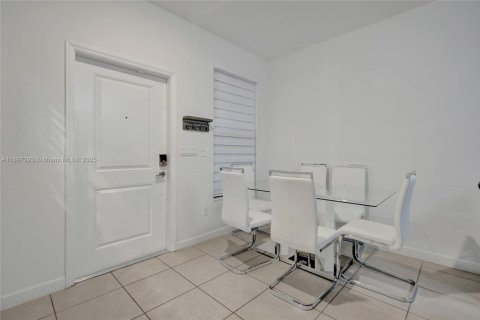 Снять в аренду таунхаус в Пемброк-Пайнс, Флорида 3 спальни, 140м2, № 1948776 - фото 22