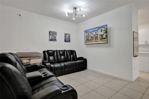 Снять в аренду таунхаус в Пемброк-Пайнс, Флорида 3 спальни, 140м2, № 1948776 - фото 20