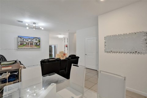 Снять в аренду таунхаус в Пемброк-Пайнс, Флорида 3 спальни, 140м2, № 1948776 - фото 23