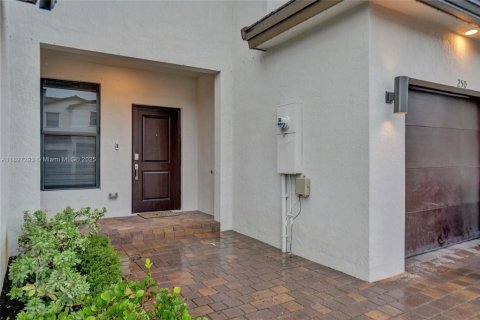 Снять в аренду таунхаус в Пемброк-Пайнс, Флорида 3 спальни, 140м2, № 1948776 - фото 29