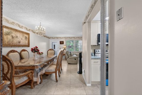 Condo in Pembroke Pines, Florida, 1 bedroom  № 2264362 - photo 6
