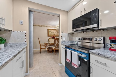 Condo in Pembroke Pines, Florida, 1 bedroom  № 2264362 - photo 8