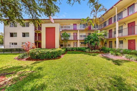 Condo in Pembroke Pines, Florida, 1 bedroom  № 2264362 - photo 15