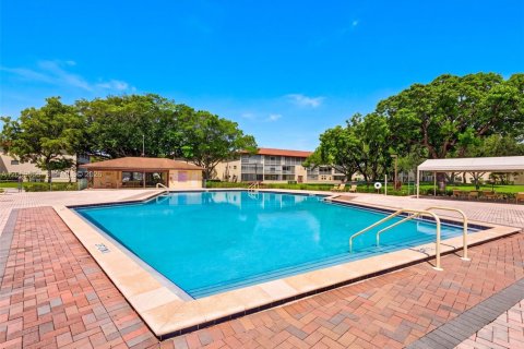 Condo in Pembroke Pines, Florida, 1 bedroom  № 2264362 - photo 19