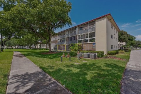 Condo in Pembroke Pines, Florida, 1 bedroom  № 2264362 - photo 18
