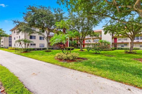 Condo in Pembroke Pines, Florida, 1 bedroom  № 2264362 - photo 17