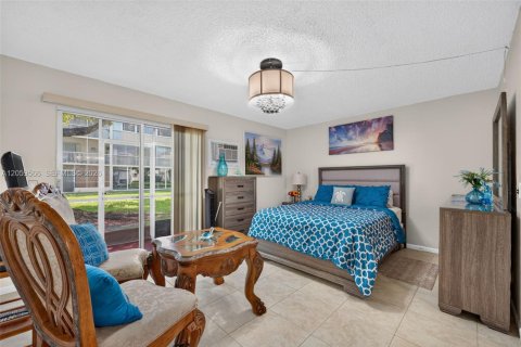 Condo in Pembroke Pines, Florida, 1 bedroom  № 2264362 - photo 10