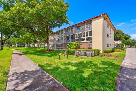 Condo in Pembroke Pines, Florida, 1 bedroom  № 2264362 - photo 16