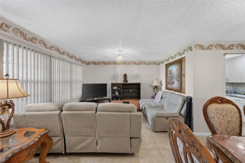 Condo in Pembroke Pines, Florida, 1 bedroom  № 2264362 - photo 2