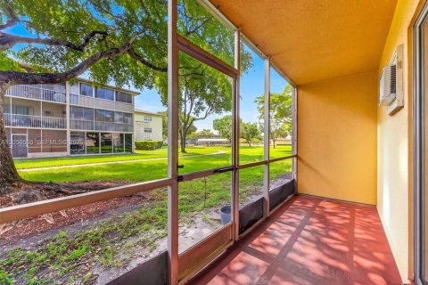 Condo in Pembroke Pines, Florida, 1 bedroom  № 2264362 - photo 14