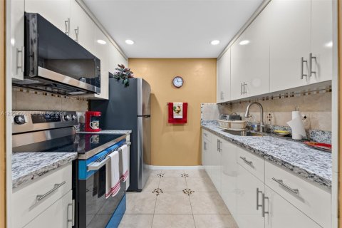 Condo in Pembroke Pines, Florida, 1 bedroom  № 2264362 - photo 7