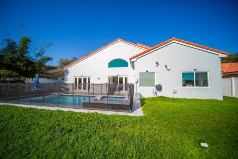 Casa en venta en Miramar, Florida, 4 dormitorios, 220.92 m2 № 1993881 - foto 1