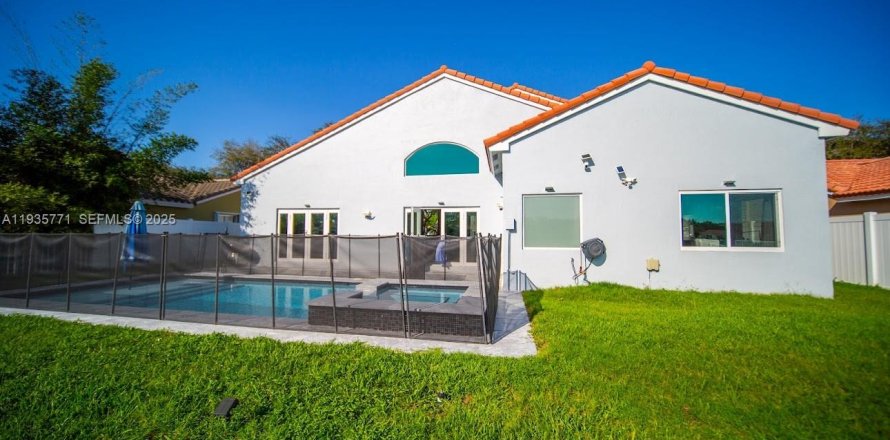 Casa en Miramar, Florida 4 dormitorios, 220.92 m2 № 1993881
