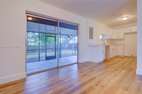 House in Miami Gardens, Florida 3 bedrooms, 104.52 sq.m. № 1742358 - photo 14