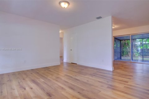 House in Miami Gardens, Florida 3 bedrooms, 104.52 sq.m. № 1742358 - photo 11