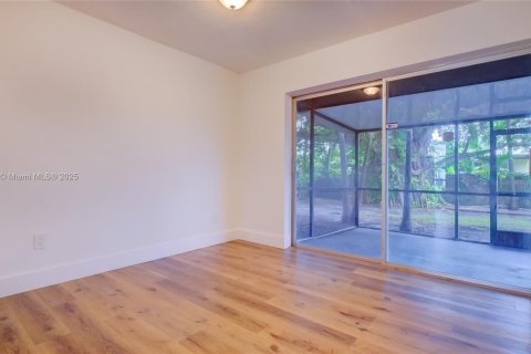 House in Miami Gardens, Florida 3 bedrooms, 104.52 sq.m. № 1742358 - photo 13