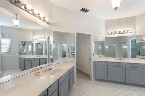 House in Palm Harbor, Florida 4 bedrooms, 255.67 sq.m. № 1559351 - photo 24