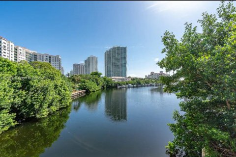 Condominio en alquiler en Aventura, Florida, 2 dormitorios, 102.19 m2 № 1935647 - foto 1