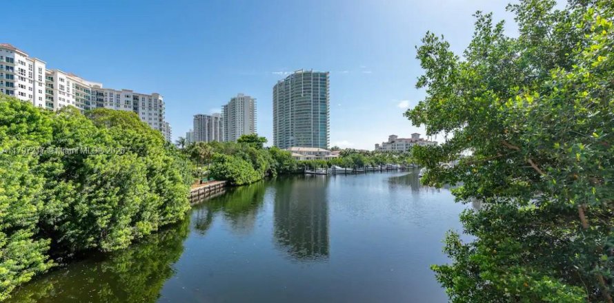 Condominio en Aventura, Florida, 2 dormitorios  № 1935647