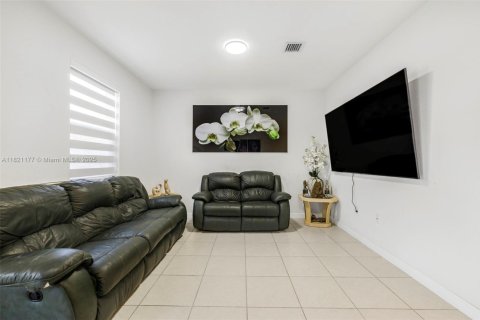 Townhouse in Homestead, Florida 3 bedrooms № 1781662 - photo 12