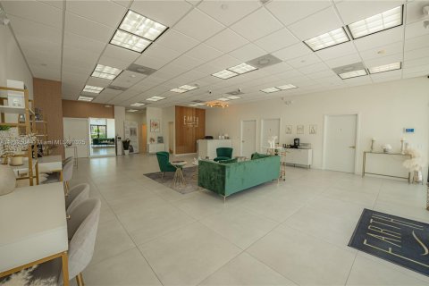 Propiedad comercial en venta en Aventura, Florida № 1703924 - foto 10