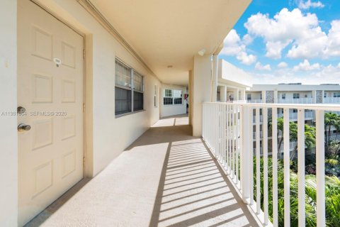 Copropriété à vendre à Pompano Beach, Floride: 3 chambres, 150.5 m2 № 2043035 - photo 4