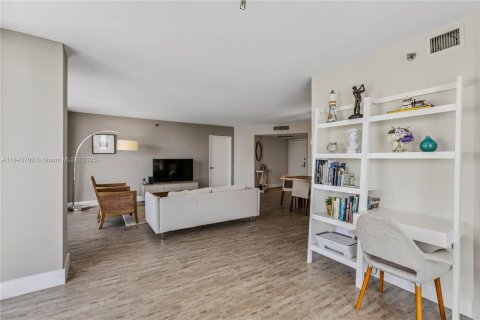 Condo in Aventura, Florida, 2 bedrooms  № 1842733 - photo 11