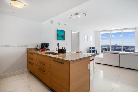 Condo in Hallandale Beach, Florida, 2 bedrooms  № 1888760 - photo 9