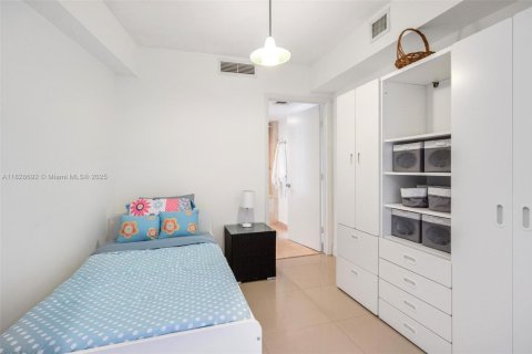 Condo in Hallandale Beach, Florida, 2 bedrooms  № 1888760 - photo 16