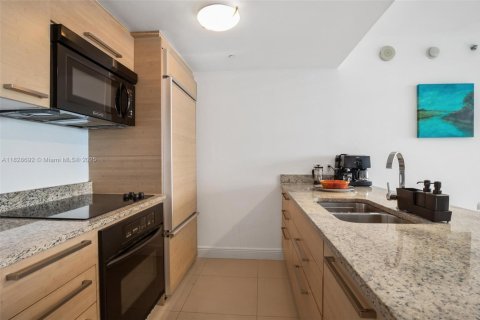 Condo in Hallandale Beach, Florida, 2 bedrooms  № 1888760 - photo 11