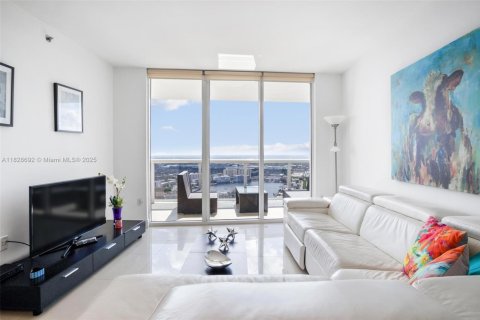 Condo in Hallandale Beach, Florida, 2 bedrooms  № 1888760 - photo 1