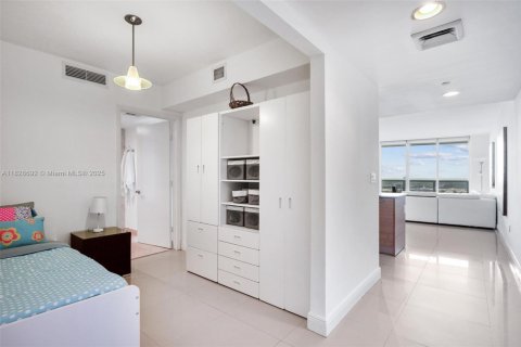 Condo in Hallandale Beach, Florida, 2 bedrooms  № 1888760 - photo 17