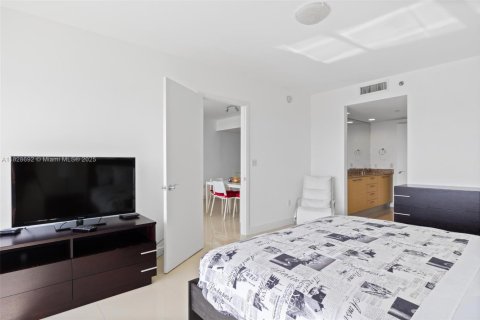 Condo in Hallandale Beach, Florida, 2 bedrooms  № 1888760 - photo 13