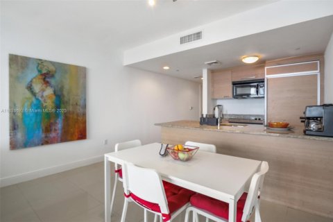 Condo in Hallandale Beach, Florida, 2 bedrooms  № 1888760 - photo 8