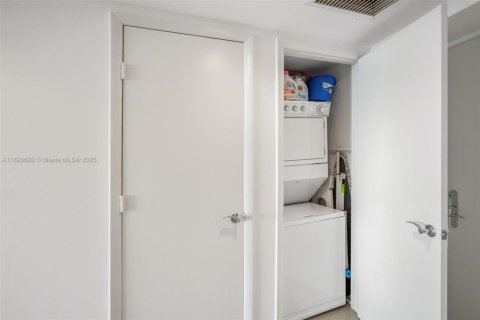 Condo in Hallandale Beach, Florida, 2 bedrooms  № 1888760 - photo 23