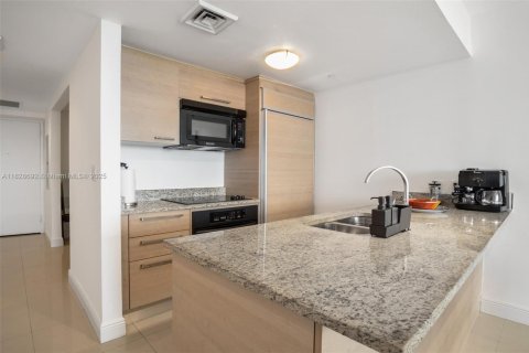 Condo in Hallandale Beach, Florida, 2 bedrooms  № 1888760 - photo 10