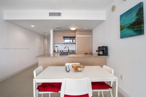 Condo in Hallandale Beach, Florida, 2 bedrooms  № 1888760 - photo 7