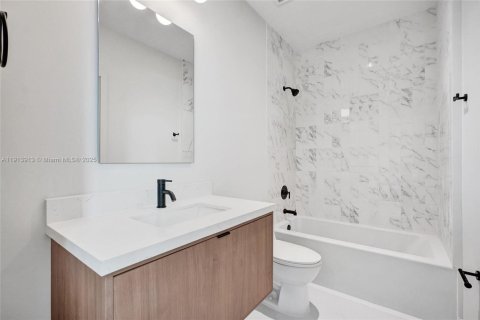 Townhouse in Miami, Florida 3 bedrooms № 1975886 - photo 14