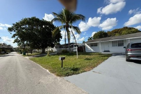 Casa en alquiler en Dania Beach, Florida, 3 dormitorios, 84.54 m2 № 1998565 - foto 2