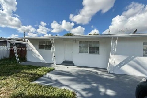 Casa en alquiler en Dania Beach, Florida, 3 dormitorios, 84.54 m2 № 1998565 - foto 3