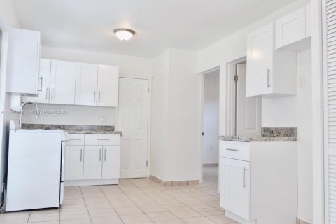 Casa en alquiler en Miami, Florida, 3 dormitorios, 119.75 m2 № 1953191 - foto 7