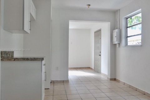Casa en alquiler en Miami, Florida, 3 dormitorios, 119.75 m2 № 1953191 - foto 6
