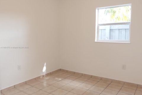 Casa en alquiler en Miami, Florida, 3 dormitorios, 119.75 m2 № 1953191 - foto 11